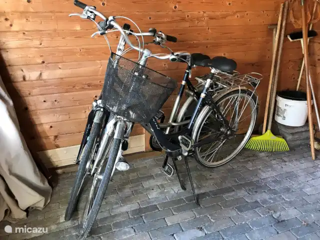 In de schuur kunt u uw eigen fiets stallen maar ook gebruik maken van deze twee fietsen